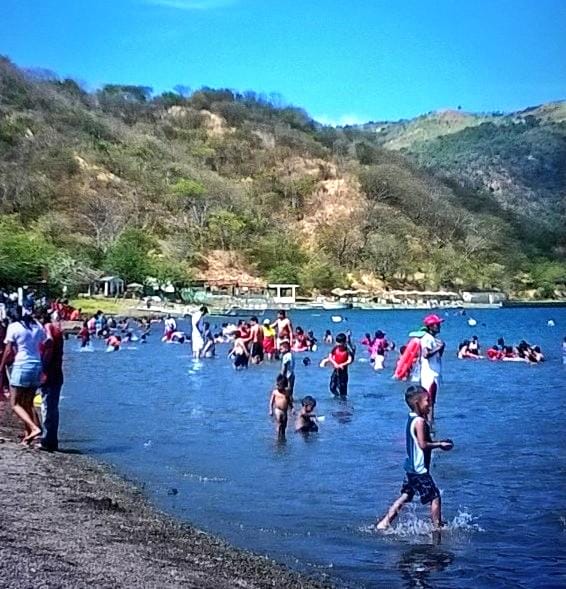 Familias capitalinas disfrutan de las calidad aguas de Xiloa este 25 de diciembre
