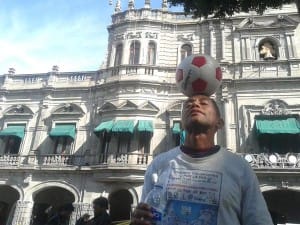 Hombre de 60 años recorre México dominando balón en mensaje de paz