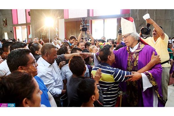 Feligresía de Managua festeja cumpleaños del cardenal Brenes