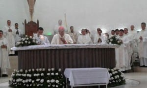 Centenares de fieles asisten a misa crismal en La Catedral Metropolitana