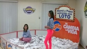 Realizan primera rifa semanal "Mamá y Papá estrenan con Lotto"