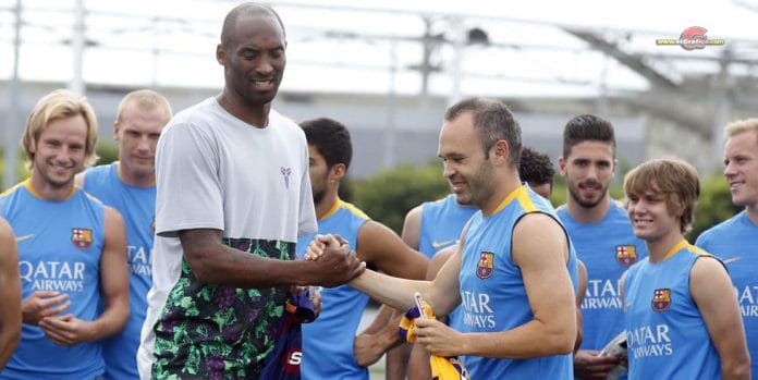 Kobe Bryan intercambia una camisa de los Lakers con Andres Iniesta durante la gira del Barcelona en Los Angeles.