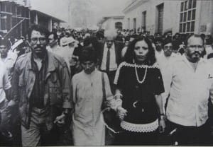 Cmdte Daniel Ortega, Elisabeth Linder, Rosario Murillo y Miguel D'Escoto en las calles de Matagalpa