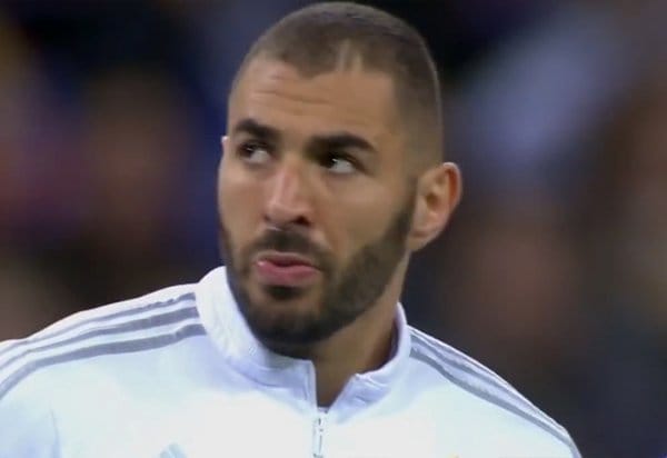 Otra polémica para Karim Benzema tras escupir al final del himno francés