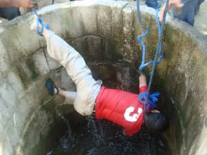 Rescatan del fondo de un pozo a adorador del dios baco