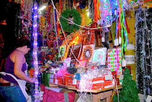 Adornos navideños invaden Mercado Oriental en Managua