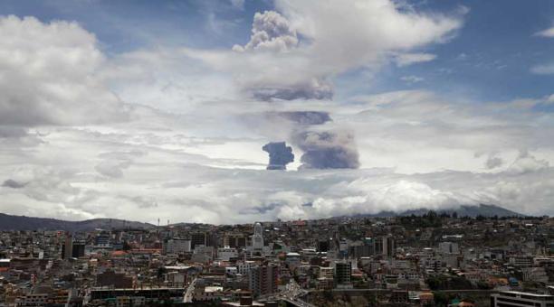 Volcán Tungurahua amenaza occidente de Ecuador con capa de ceniza