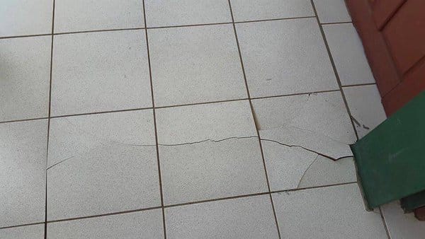 El piso de una de las aulas de la UCA se agrietó