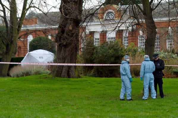 Un hombre murió tras inmolarse frente al Palacio de Kensington