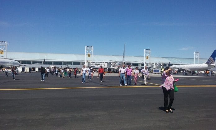 Evacuación en el Aeropuerto Internacional Augusto C. Sandino cortesía Diario Metro