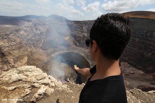 Explorador y cineasta planifica su descenso hacia el enorme lago de lava del volcán Masaya