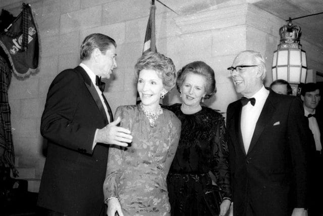 ronald reagan y su esposa Nancy Reagan junto a Margaret Tatcher y su esposo Dennis