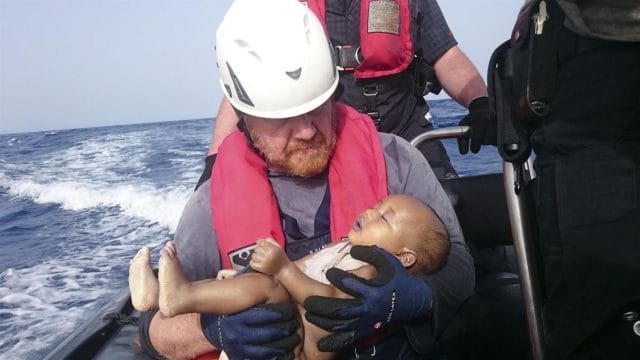 La imagen de otro bebé ahogado en Europa vuelve a sacudir el mundo