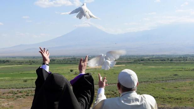 El papa Francisco y el patriarca armenio liberaron palomas de la paz en la frontera con Turquía