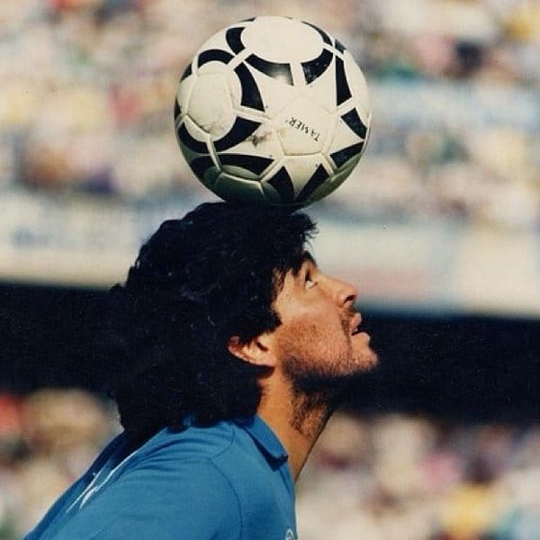 Maradona presiona a Argentina