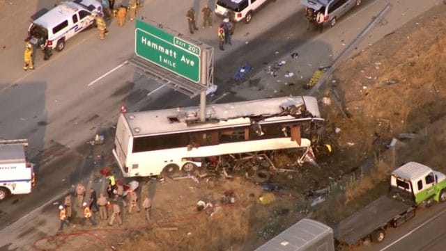 5 muertos en un accidente de autobús en California