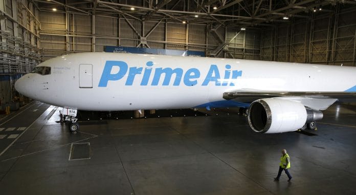 Amazon presentó su primer avión de carga Amazon One