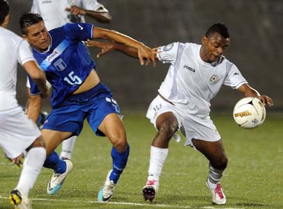 Honduras´ U23 Wilmer Fentes (L) vies for the ball with Samuel Wilson of Nicaraguan national football team during the second leg of a friendly football match at the National stadium in Managua, on August 17, 2011. AFP PHOTO/Elmer MARTINEZ (Photo credit should read ELMER MARTINEZ/AFP/Getty Images)