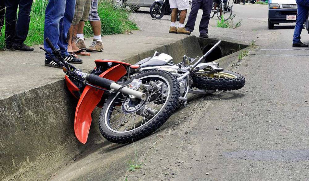 Motociclista muere después de discutir con su esposa en Corinto
