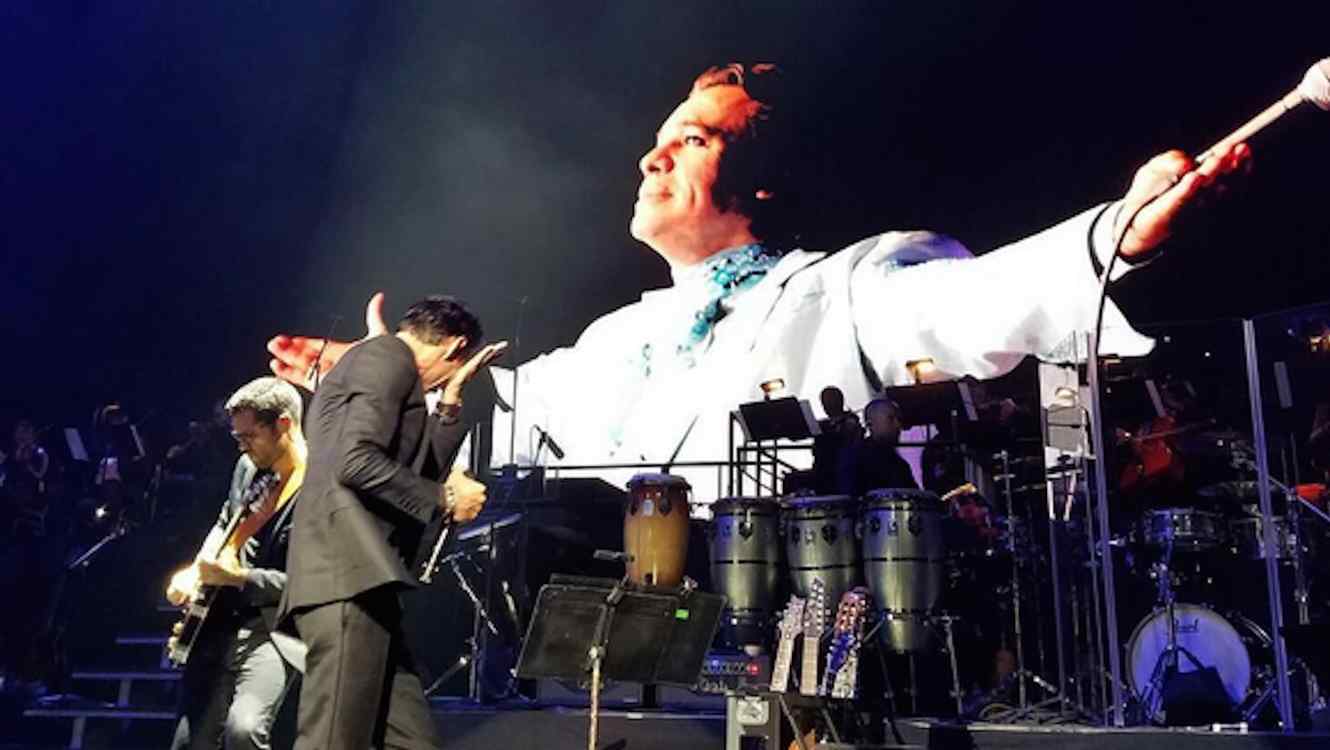 Marc Anthony llora al rendirle tributo a Juan Gabriel en su concierto