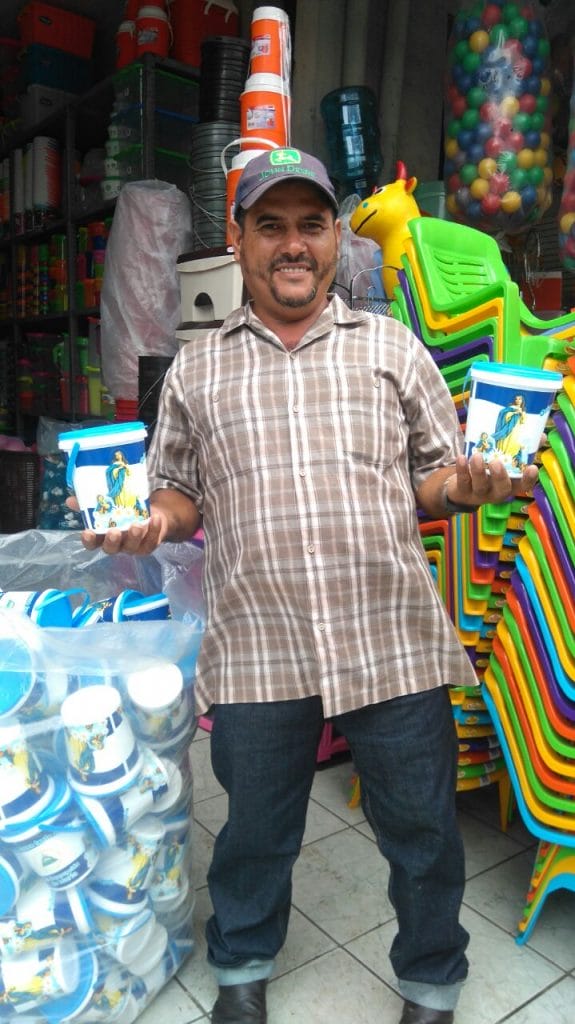 Don Francisco Huete, devoto de la Virgen, reslizando las compras de su brindis. Llego procedente de Río Blanco e invierte 30 mil córdobas.