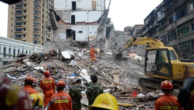 rescue-workers-search-residential-buildings-collapsed-wenzhou_9766aaf4-8ef5-11e6-b1ee-4de56c7571da