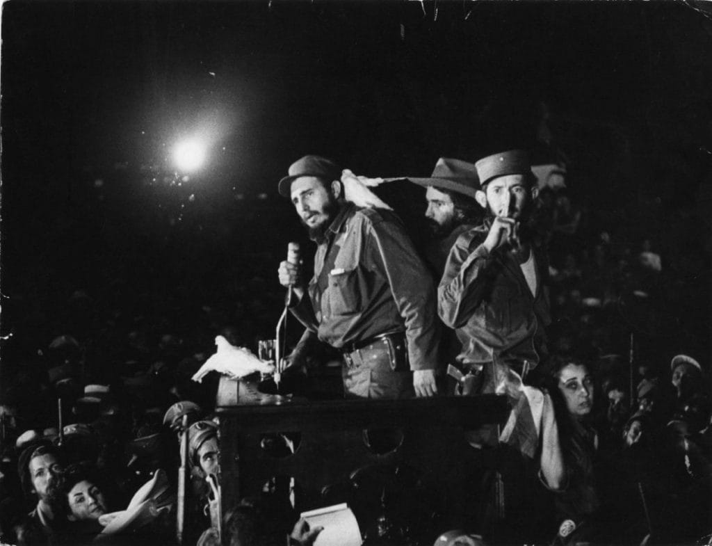 8 de enero de 1959, Fidel Castro habla a en la base militar Columbia, hoy Ciudad Libertad, en Cuba. 