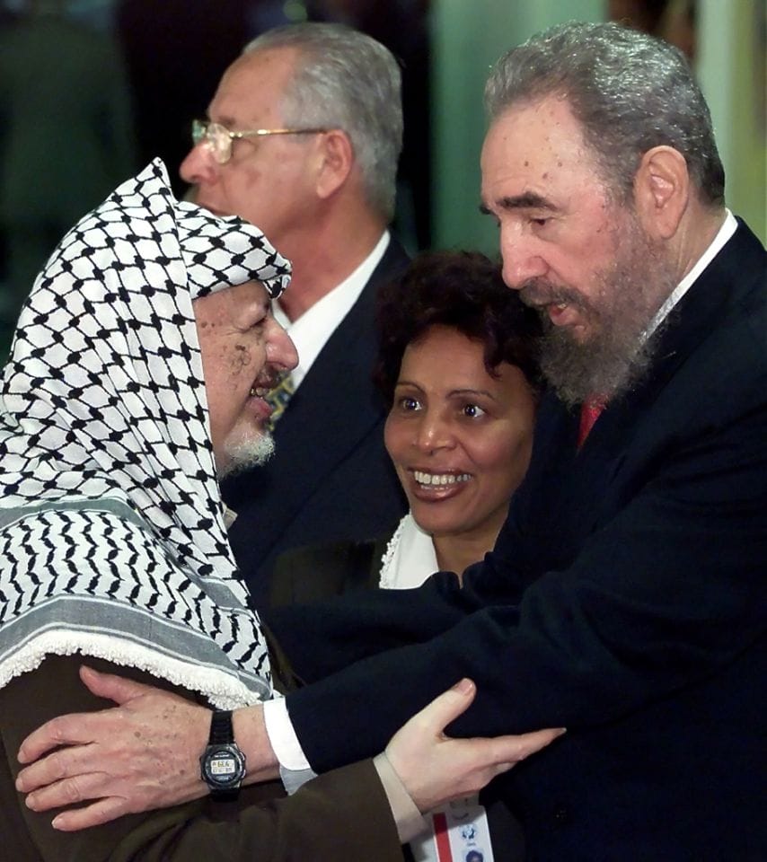 12 de abril de 2000, el presidente cubano Fidel Castro saluda al líder palestino Yaser Arafat, durante la inauguración de una cumbre de países en desarrollo en La Habana. 