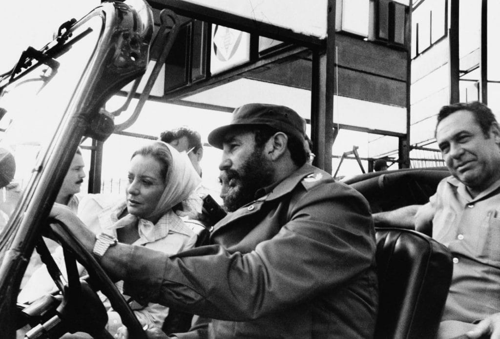 6 de junio de 1977, el líder cubano Fidel Castro lleva en su auto a la periodista estadounidense Barbara Walters durante una visita de ésta a la nación caribeña