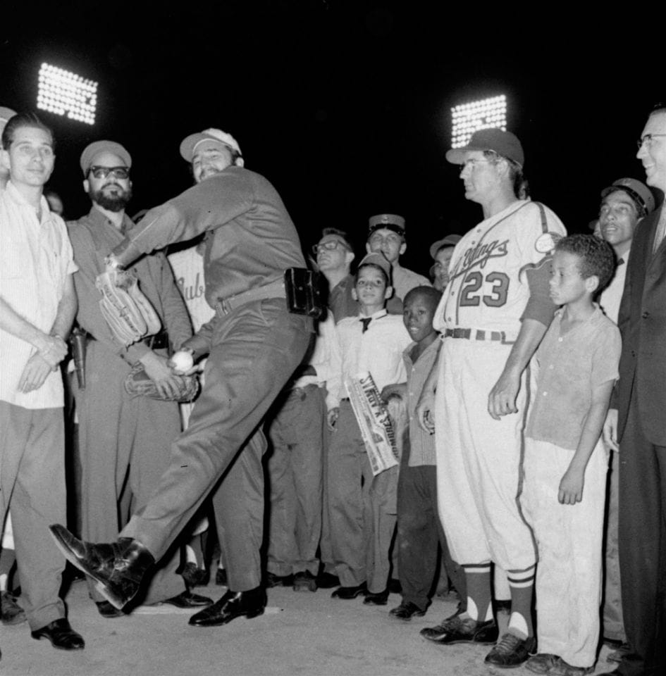 El líder cubano Fidel Castro realiza el primer lanzamiento para inaugurar la temporada de la Liga Internacional el 20 de abril de 1960 en La Habana, Cuba. 