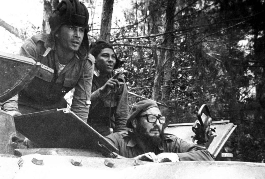 abril de 1961, el líder cubano Fidel Castro observa desde un tanque durante la invasión de Bahía de Cochinos. 