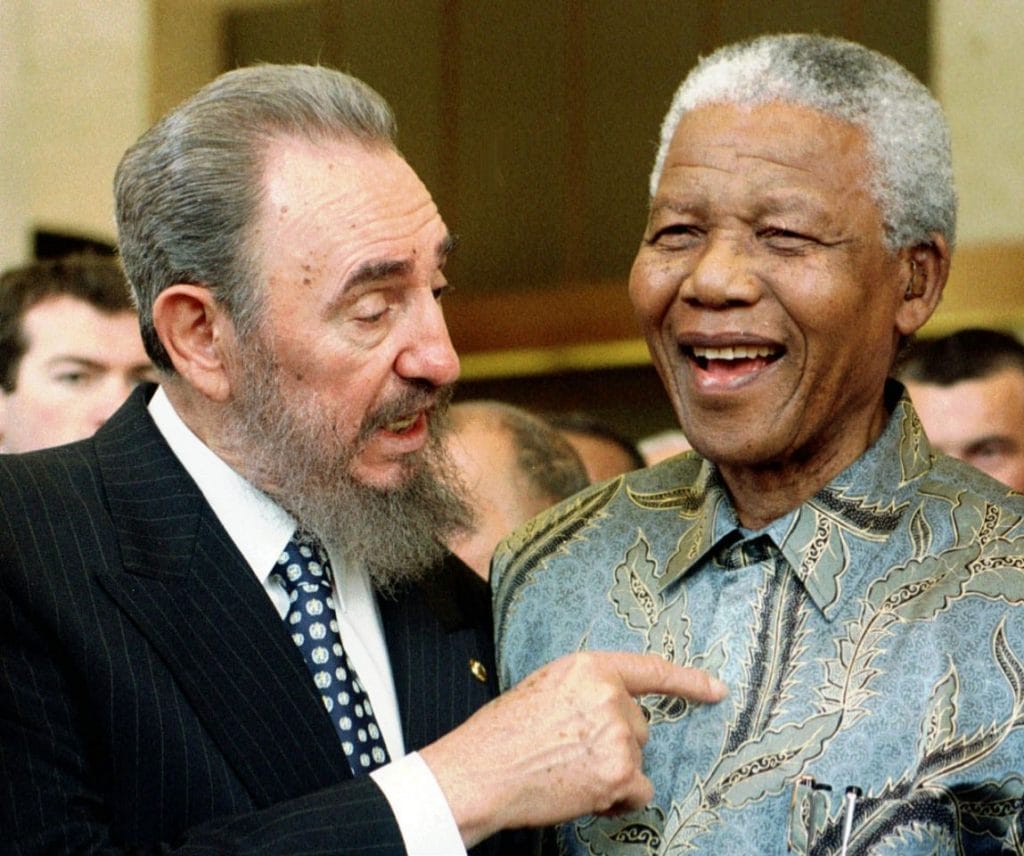 El líder cubano Fidel Castro habla con el presidente sudafricano Nelson Mandela el 19 de mayo de 1998 en una cumbre de la Organización Mundial de Comercio en Ginebra, Suiza. 