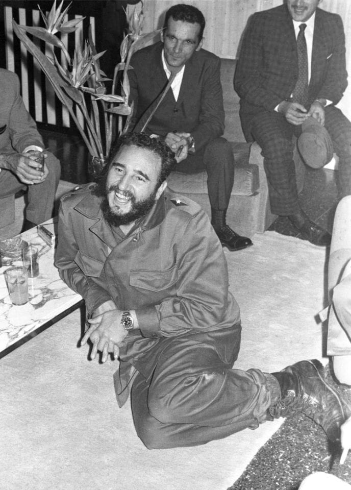 En esta fotografía de archivo de mayo de 1972, el líder cubano Fidel Castro, al centro, sonríe durante una visita a la embajada cubana en Argel, Argelia.