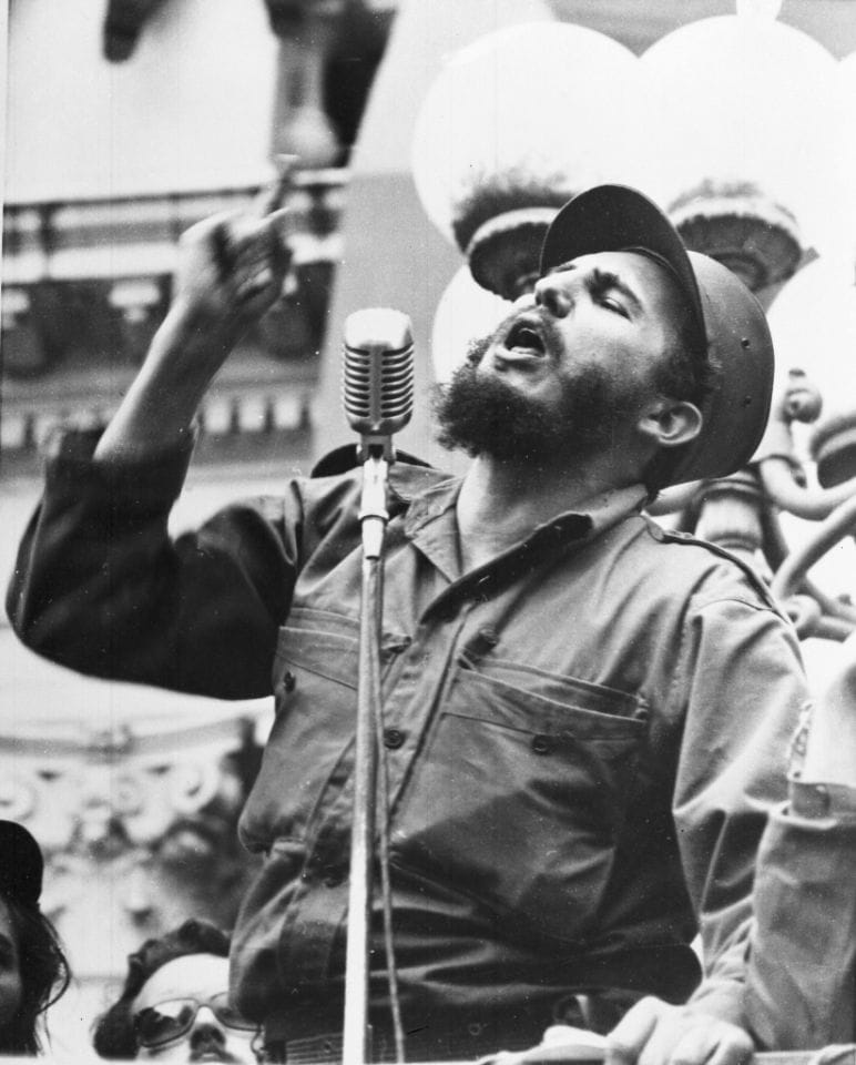 6 de febrero de 1959, el líder cubano Fidel Castro habla ante una muchedumbre durante la marcha triunfal de la Revolución a La Habana, tras la caída del dictador Fulgencio Batista.