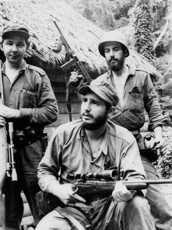 14 de marzo de 1957, Fidel Castro (centro), entonces líder de la guerrilla contra la dictadura de Fulgencio Batista, aparece junto a Camilo Cienfuegos (derecha) en la Sierra Maestra. 