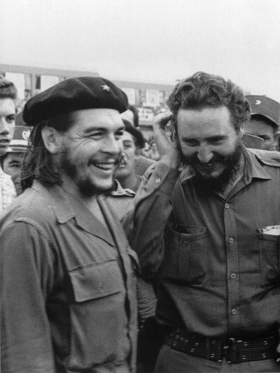 Fidel Castro habla durante una reunión en presencia del guerrillero argentino Ernesto ‘Che’ Guevara en una fotografía sin fecha tomada en los años 60 en La Habana 