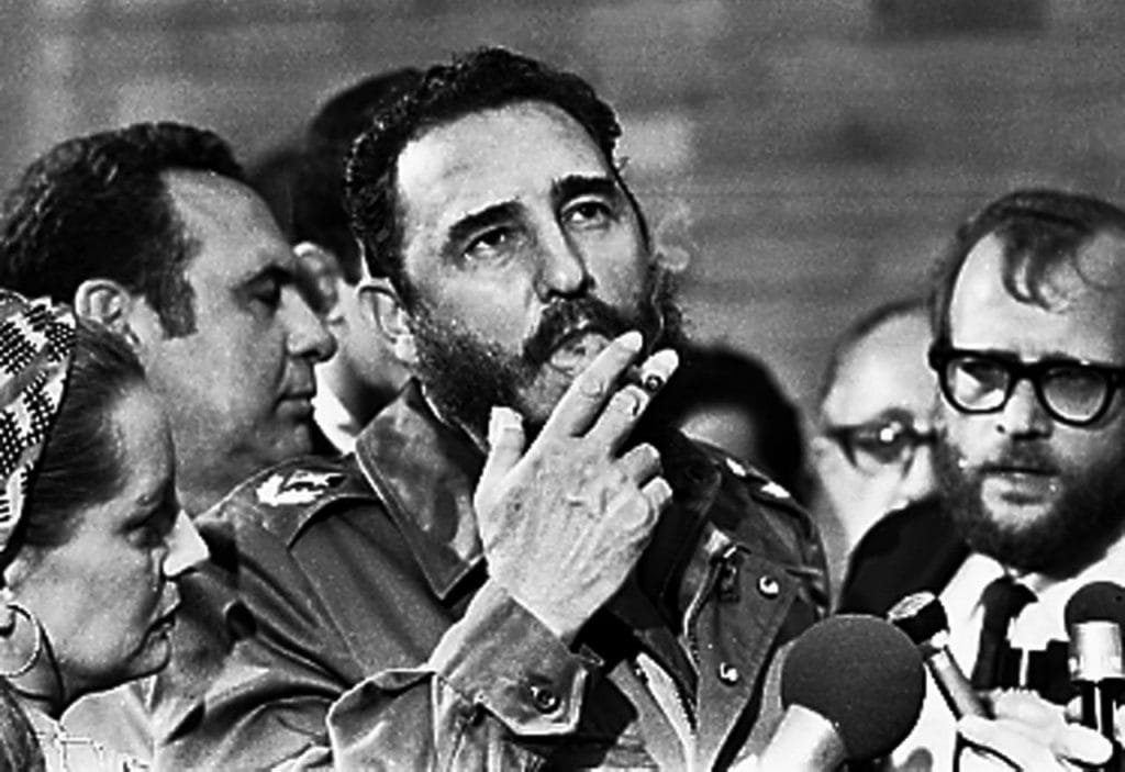 marzo de 1985, el presidente cubano Fidel Castro fuma un puro durante una entrevista en La Habana. 