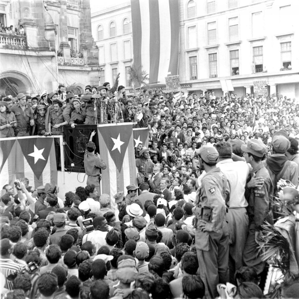 enero de 1959, el líder cubano Fidel Castro habla a una muchedumbre frente al palacio presidencial en La Habana. 