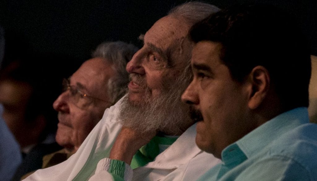 Fidel Castro, sentado entre Nicolás Maduro (dcha) y su hermano Raúl el pasado 13 de agosto en el teatro Karl Marx de La Habana, en un acto por el 90 cumpleaños del líder cubano