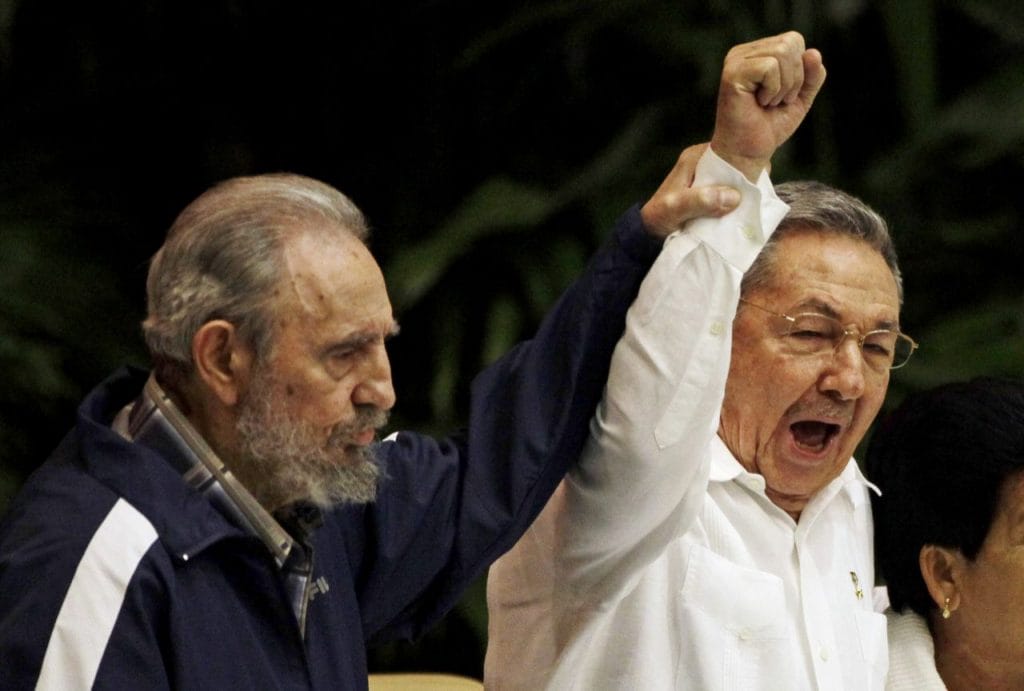 19 de abril de 2011, Fidel Castro (izquierda), levanta la mano de su hermano Raúl, el presidente de Cuba, mientras ambos cantan el Himno de la Internacional Socialista durante el 6to Congreso del Partido Comunista en La Habana. 