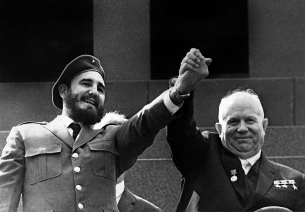 Los líderes cubano Fidel Castro (i) y soviético Nikita Khrushchev, saludan en mayo de 1963 en Moscú 
