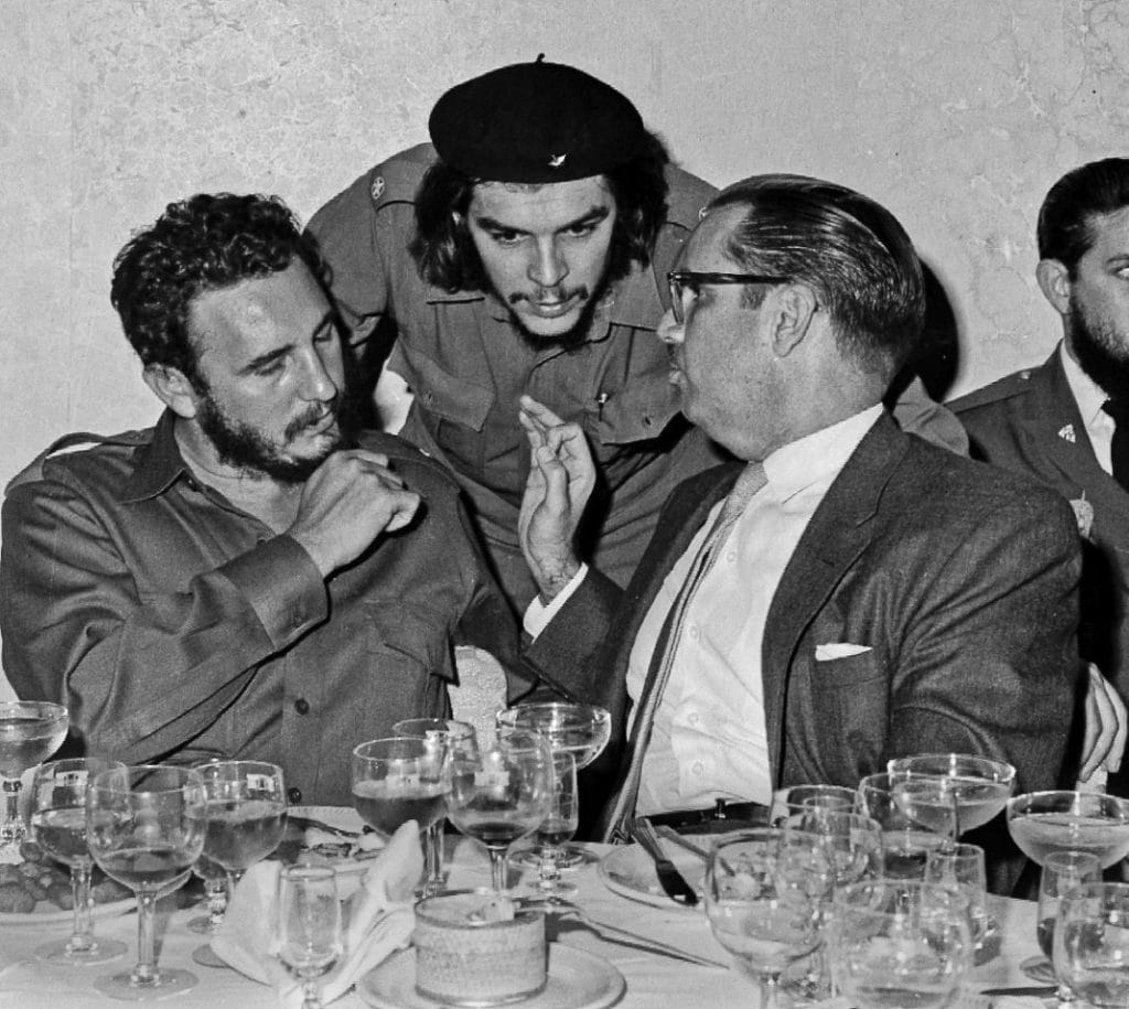 De izquierda a derecha, el líder cubano Fidel Castro, el héroe de la Revolución cubana Ernesto “Che” Guevara y el presidente cubano Osvaldo Dorticos