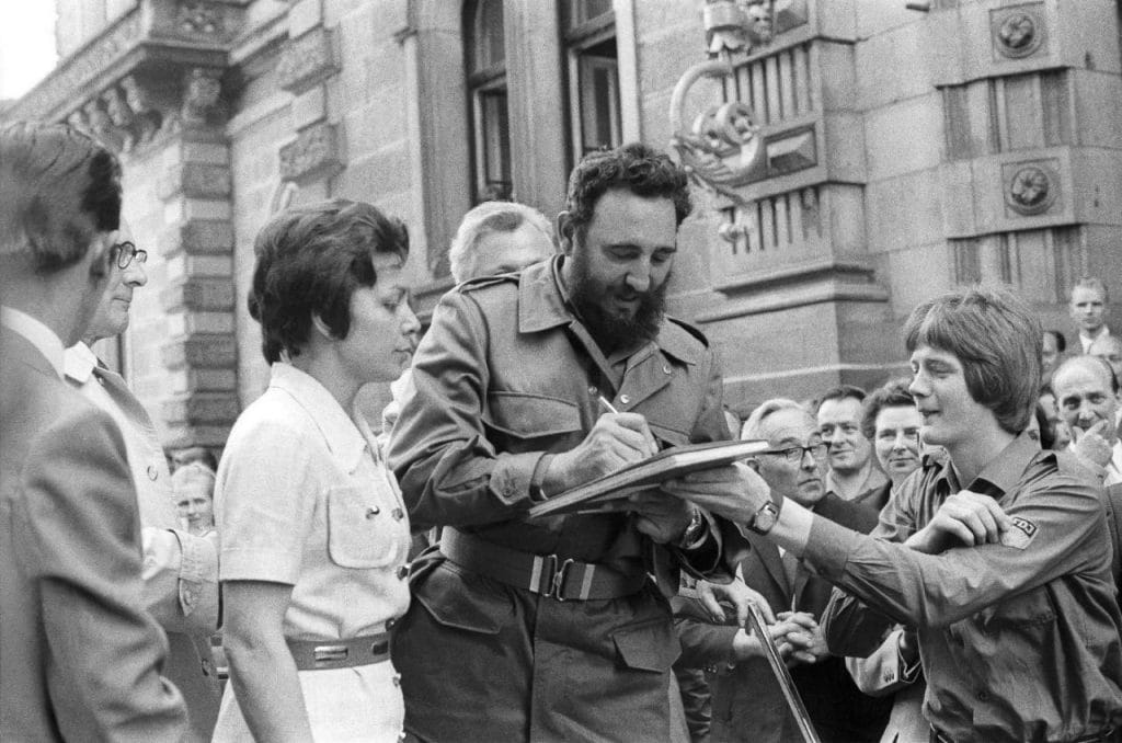 Fidel Castro da un autógrafo durante su visita a Berlín del Este en 1972