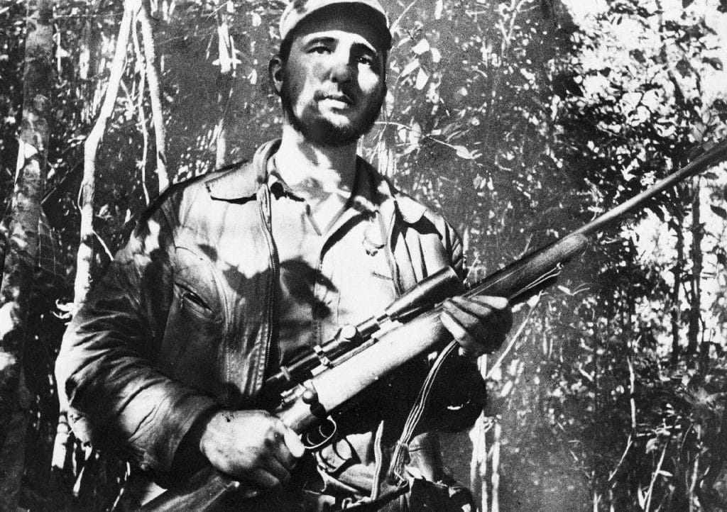 26 de febrero de 1957, el líder cubano Fidel Castro monta guardia en un lugar no precisado de Cuba. 
