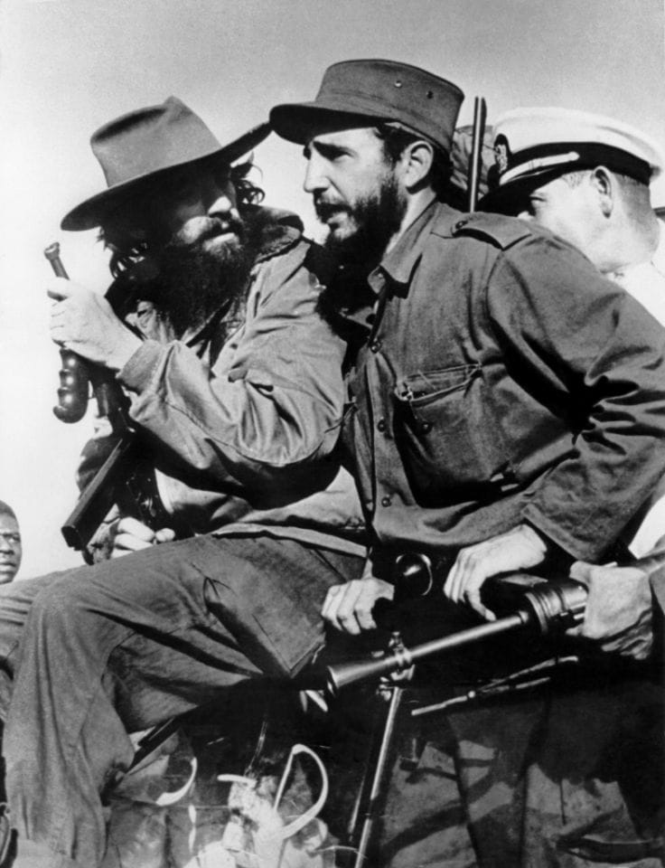 Fidel Castro y Camilo Cienfuegos (i) entran en La Habana tras la victoria sobre las fuerzas del dictador cubano Fulgencio Batista el 8 de enero de 1959 