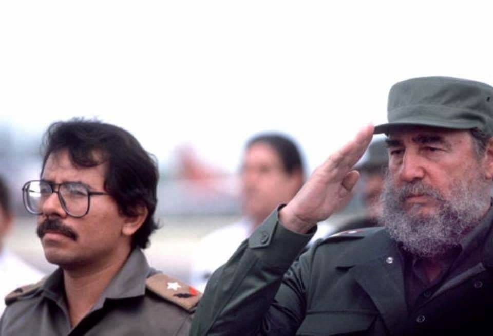 Fidel Castro y el comandante Daniel Ortega en la década de los 80's