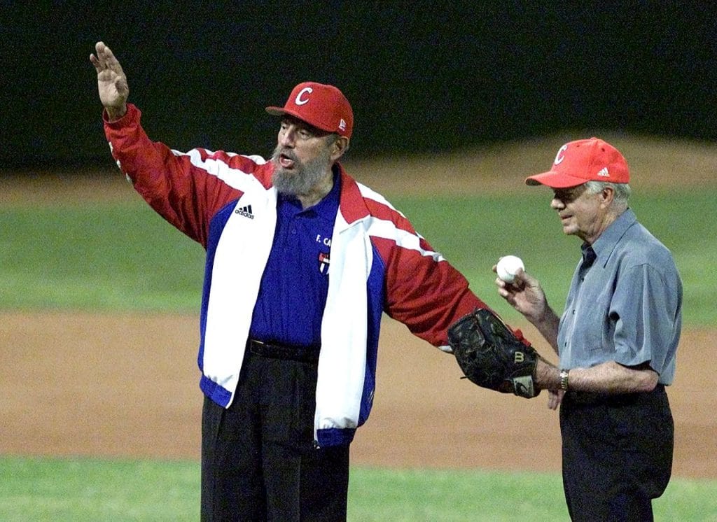 Fidel Castro (i), pide tiempo para que el exmandatario estadounidense Jimmy Carter lance una pelota de béisbol durante un partido en La Habana el 13 de mayo de 2002 