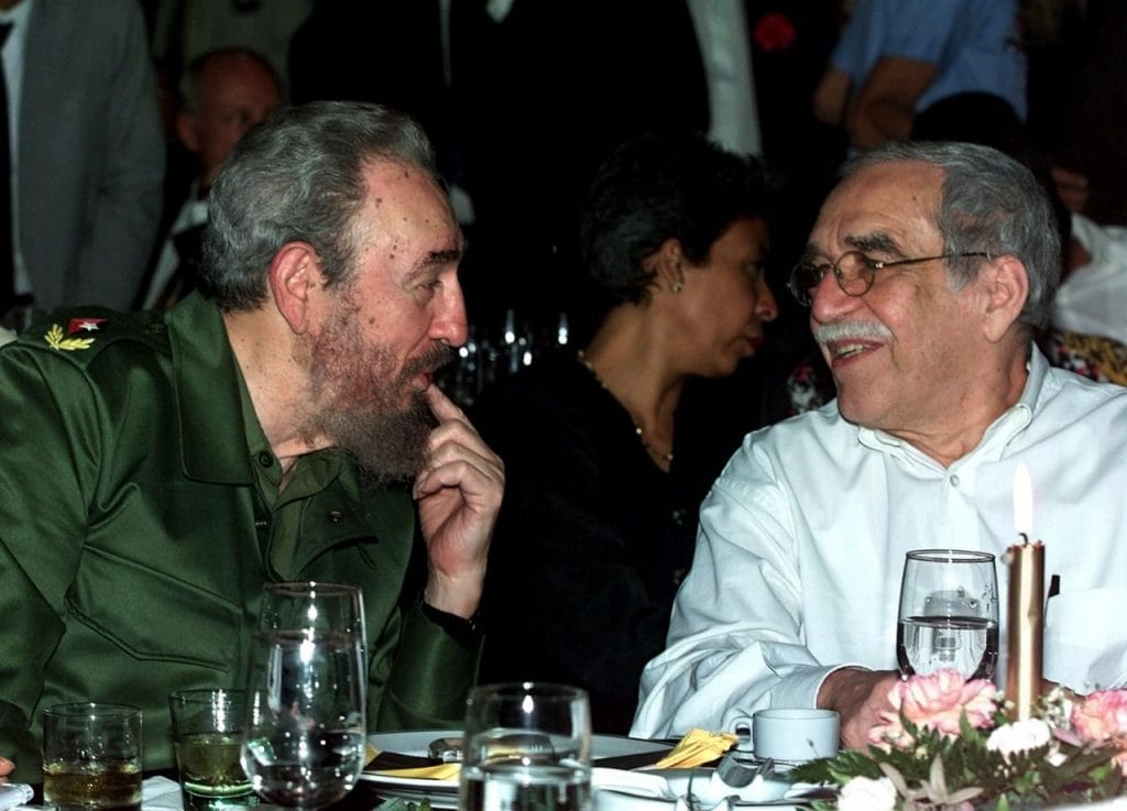 Gabriel García Márquez y Fidel Castro (izq.) hablan durante una cena en La Habana el 3 de marzo del 2000, durante los festejos del Festival Internacional del Puro. 