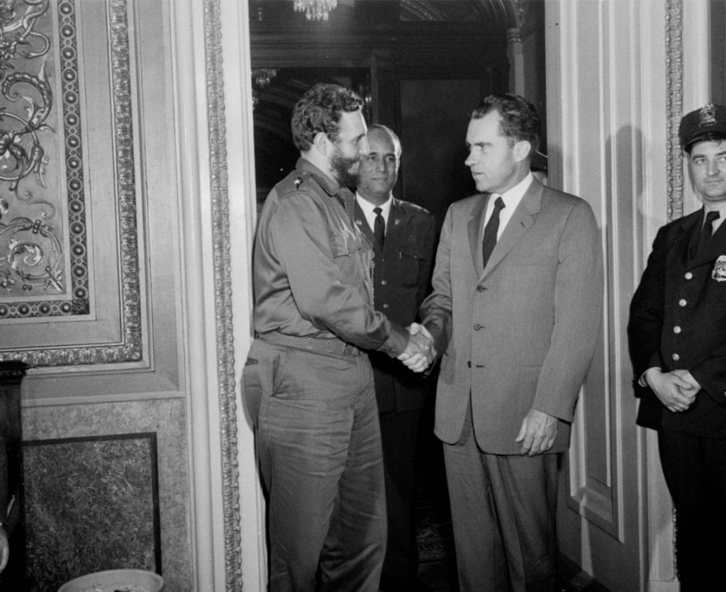 19 de abril de 1959, el vicepresidente estadounidense Richard Nixon estrecha la mano del líder cubano Fidel Castro tras un encuentro privado en Washington D.C. 