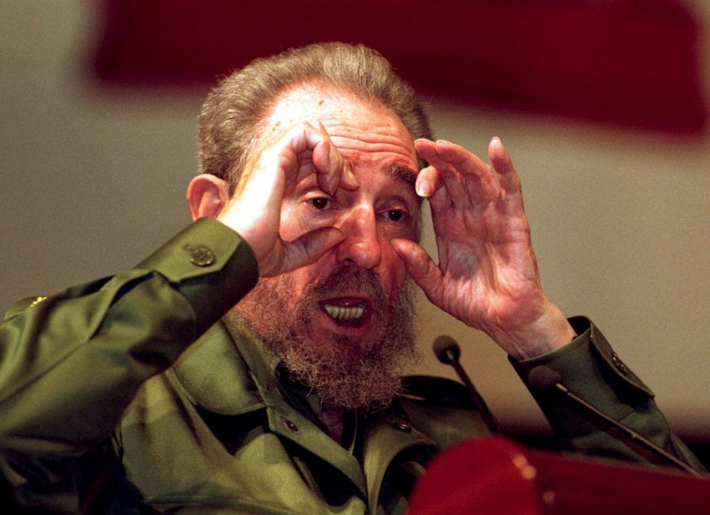 18 de agosto de 1999, el presidente cubano Fidel Castro pronuncia un discurso, en el que explica que no entiende por qué no se ha quedado ciego por los flashes de las cámaras que le han tomado fotos, en La Habana.